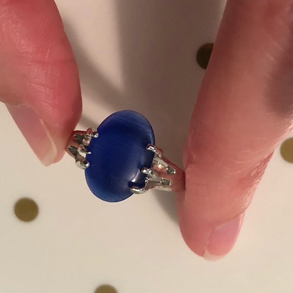 Gorgeous cobalt blue oval stone ring. Size 9